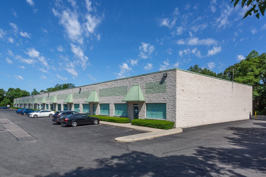 1361 Lincoln Ave, Holbrook, NY à louer - Photo de l’immeuble – Image 2 sur 10