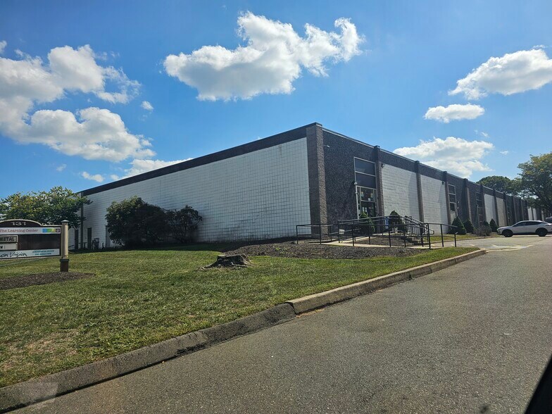 5 Industrial Condo Units for Sale portefeuille de 5 biens à vendre sur LoopNet.fr - Photo principale – Image 1 sur 2