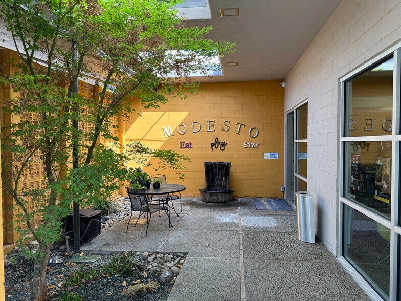 1008 12th St, Modesto, CA à louer - Photo de l’immeuble – Image 3 sur 21