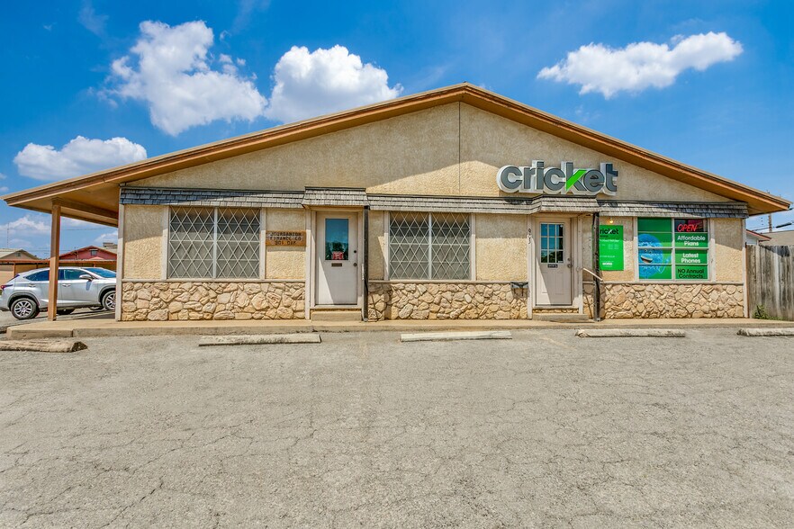 901 Oak St, Jourdanton, TX à vendre - Photo de l’immeuble – Image 2 sur 19