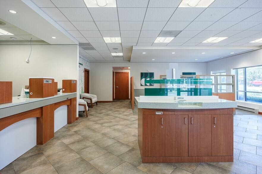 563 Larkfield Rd, East Northport, NY à louer - Photo intérieure – Image 2 sur 13