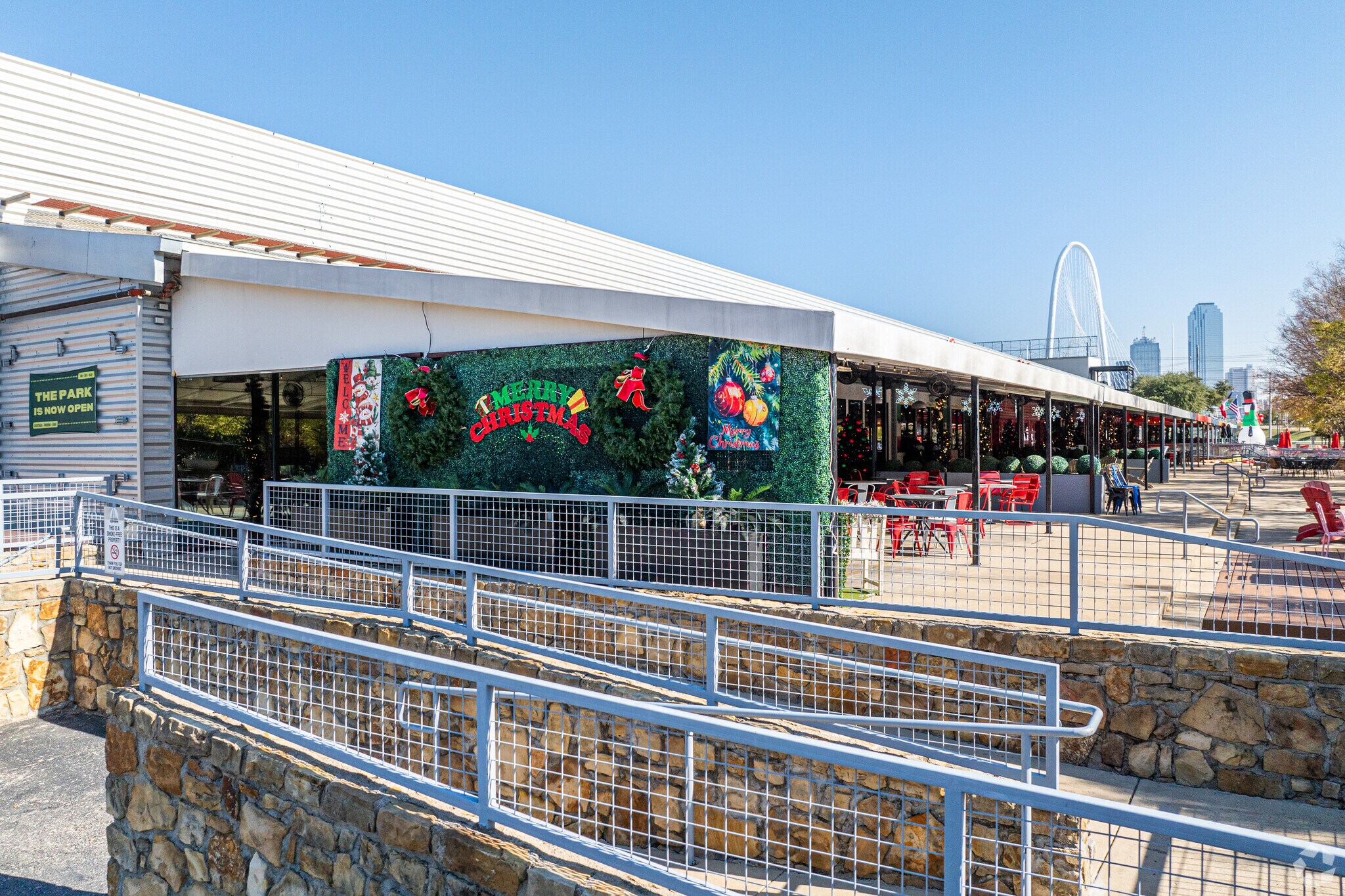 3011 Gulden Ln, Dallas, TX à louer Photo de l’immeuble– Image 1 sur 14