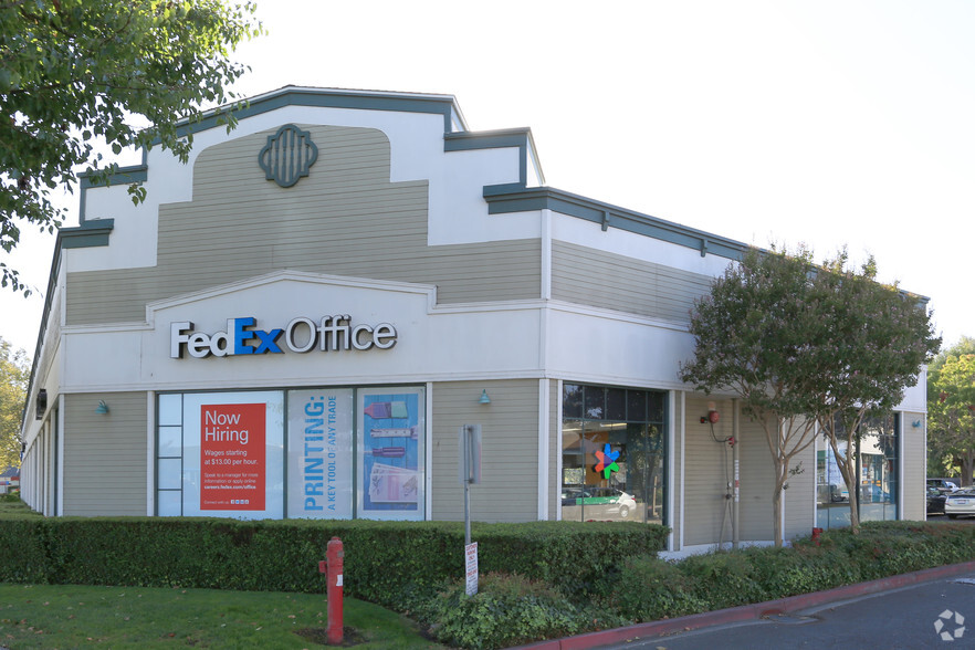 901 E Washington St, Petaluma, CA à louer - Photo de l’immeuble – Image 2 sur 3
