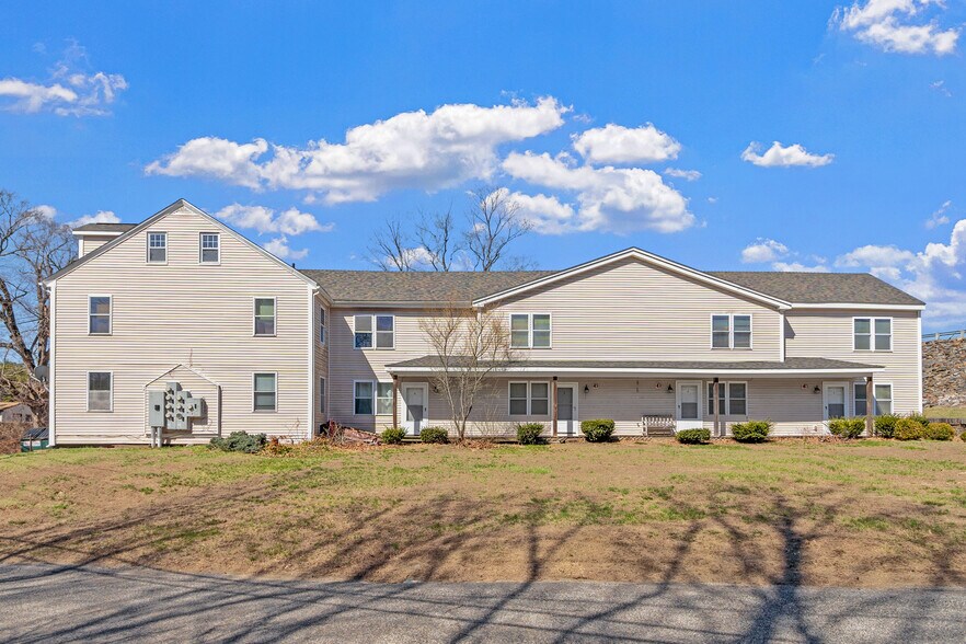 44 Howarth Rd, Oxford, MA à vendre - Photo de l’immeuble – Image 2 sur 14