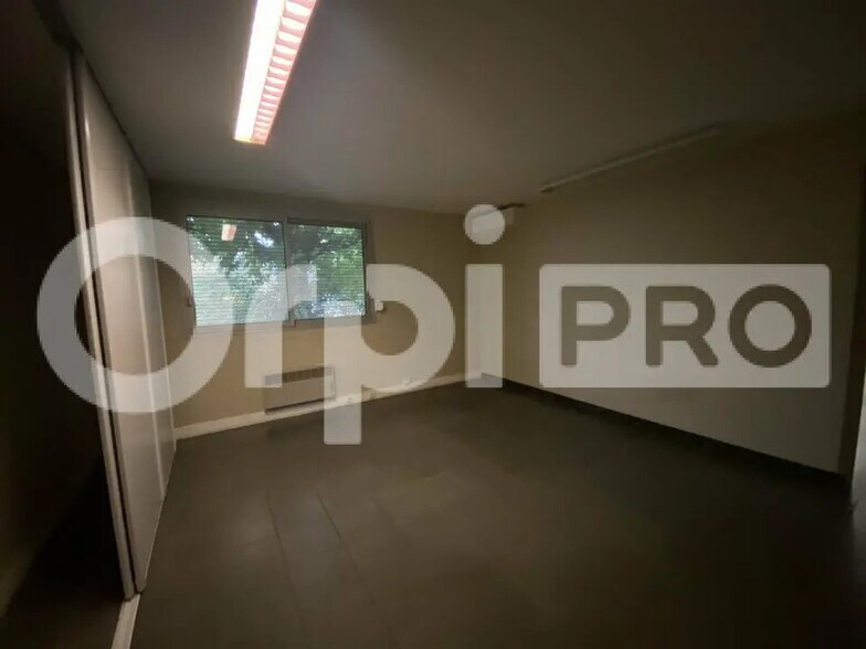 Local d’activités dans Trévoux à louer - Photo de l’immeuble – Image 2 sur 12