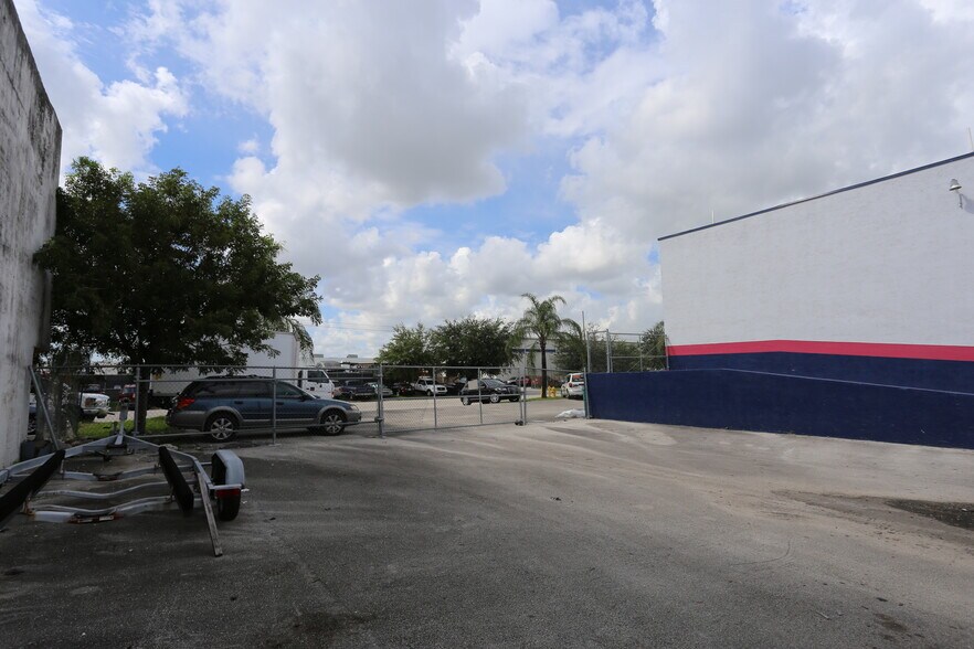 7553 NW 50th St, Miami, FL à louer - Photo de l’immeuble – Image 2 sur 6