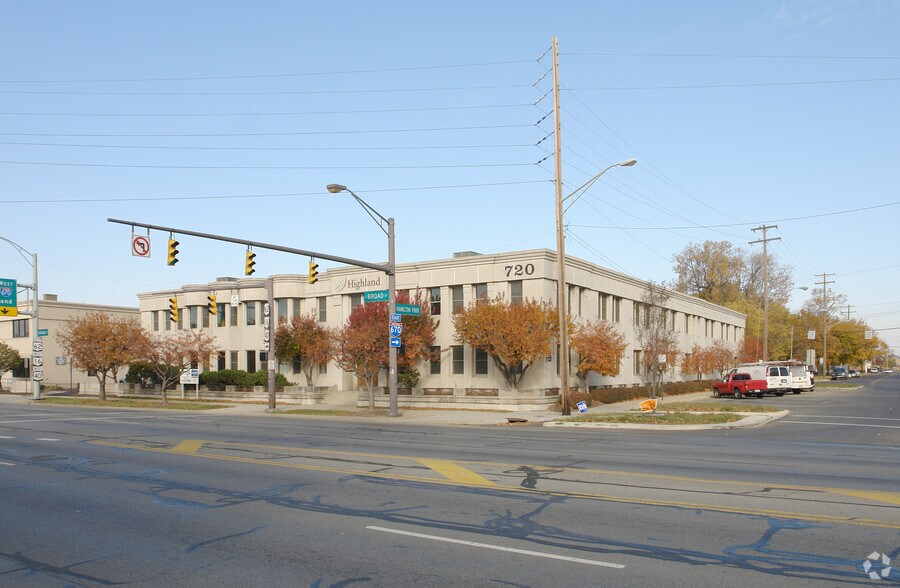 720 E Broad St, Columbus, OH à vendre - Photo de l’immeuble – Image 2 sur 7