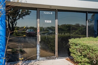 7201-7243 Bryan Dairy Rd, Largo, FL à louer Photo de l’immeuble– Image 2 sur 5