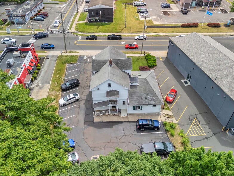 710 E Main St, Meriden, CT à vendre - Photo de l’immeuble – Image 3 sur 22