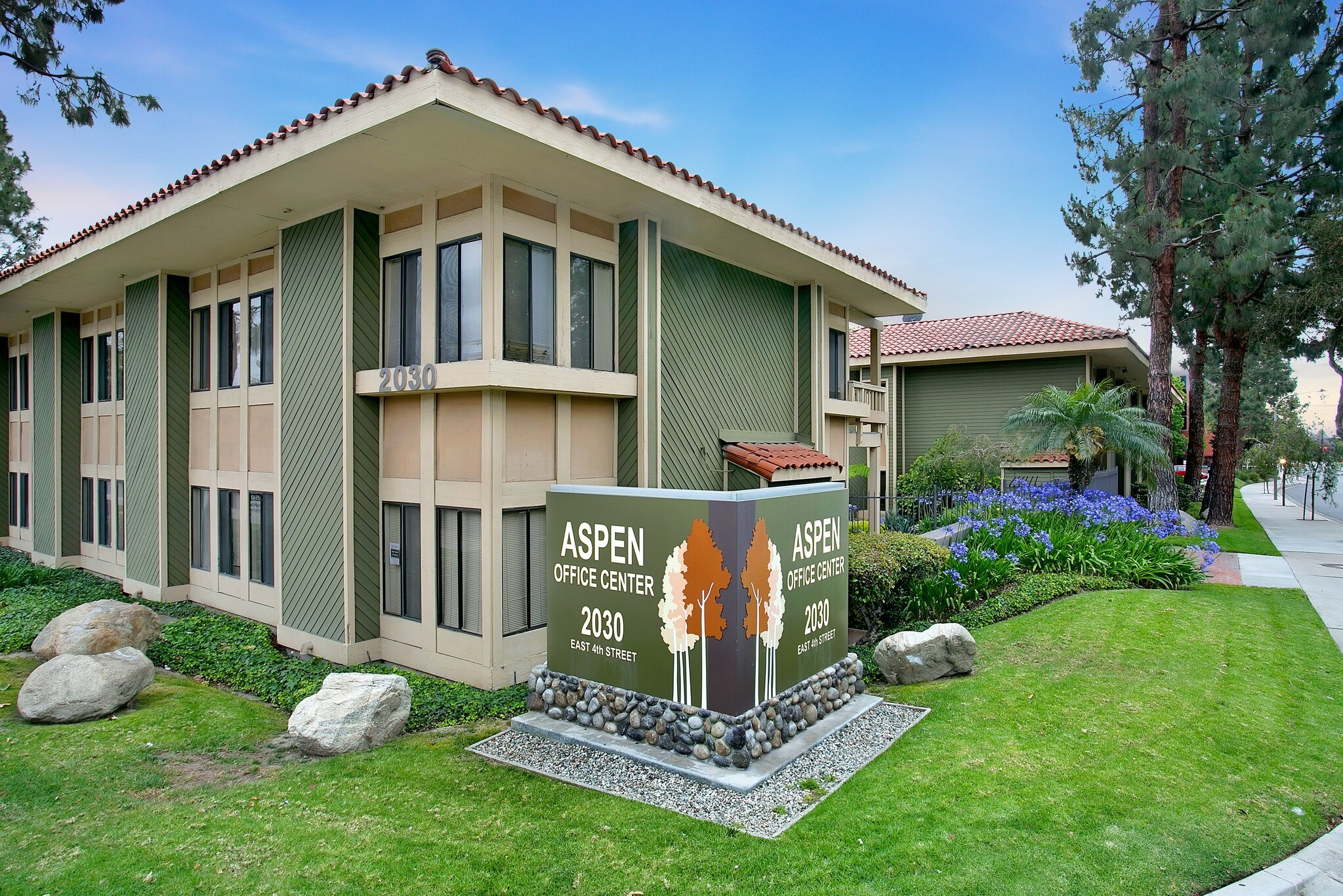 2030 E 4th St, Santa Ana, CA à louer Photo de l’immeuble– Image 1 sur 2