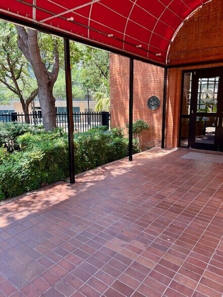 2211 N Lamar St, Dallas, TX à louer - Photo de l’immeuble – Image 3 sur 7