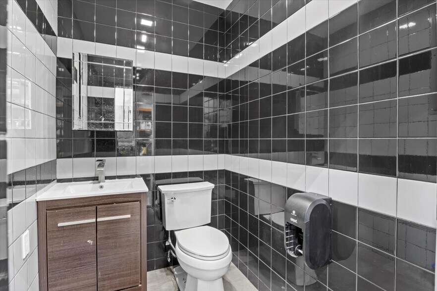 24-65 46th St, Astoria, NY à vendre - Photo de l’immeuble – Image 3 sur 11