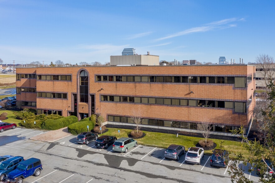 2 Corporate Pl, Middletown, RI à louer - Photo principale – Image 1 sur 35