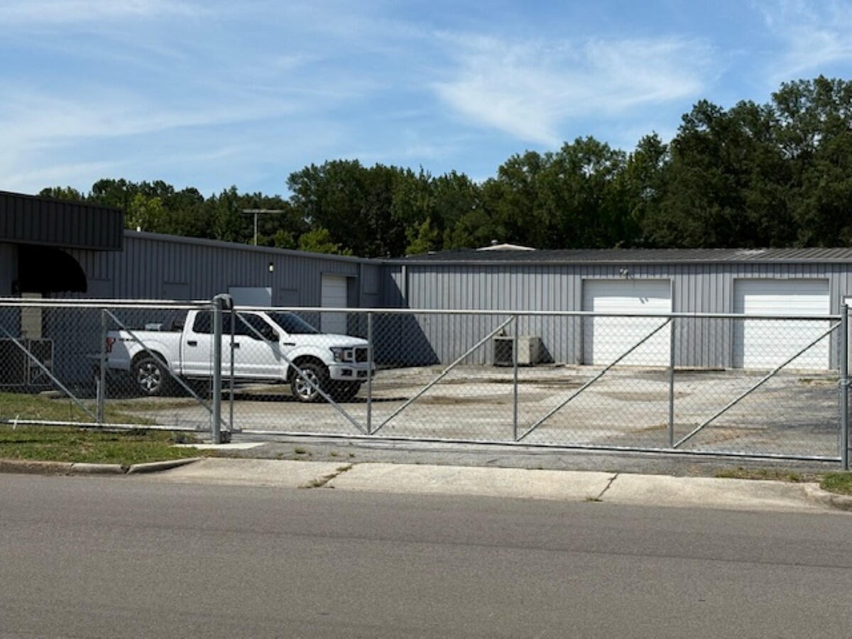 4628 Commercial Dr, Huntsville, AL à louer Photo de l’immeuble– Image 1 sur 18