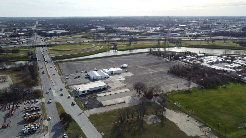 1720 Riverside Dr, Fort Worth, TX à louer - Photo de l’immeuble – Image 2 sur 16