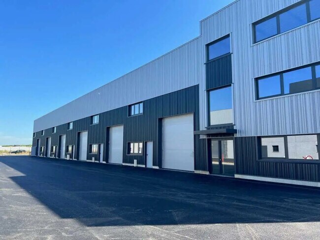 Plus de détails pour 3 Rue Henri Fosse, Le Mesnil-Amelot - Industriel/Logistique à vendre