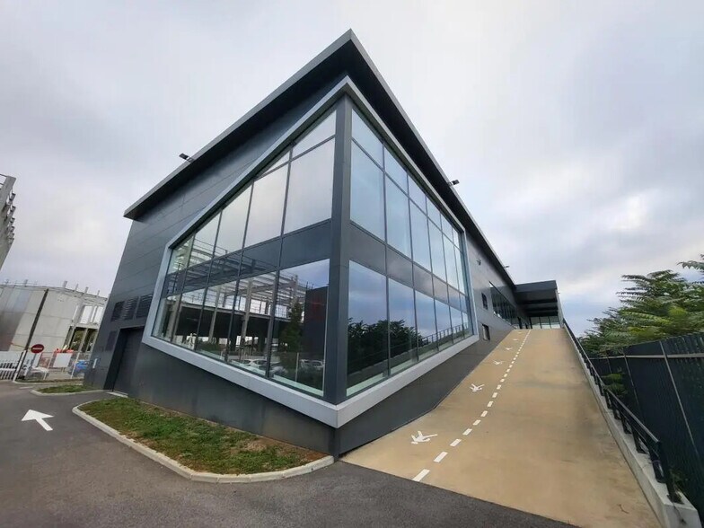 Local d’activités dans Vénissieux à louer - Photo de l’immeuble – Image 2 sur 7