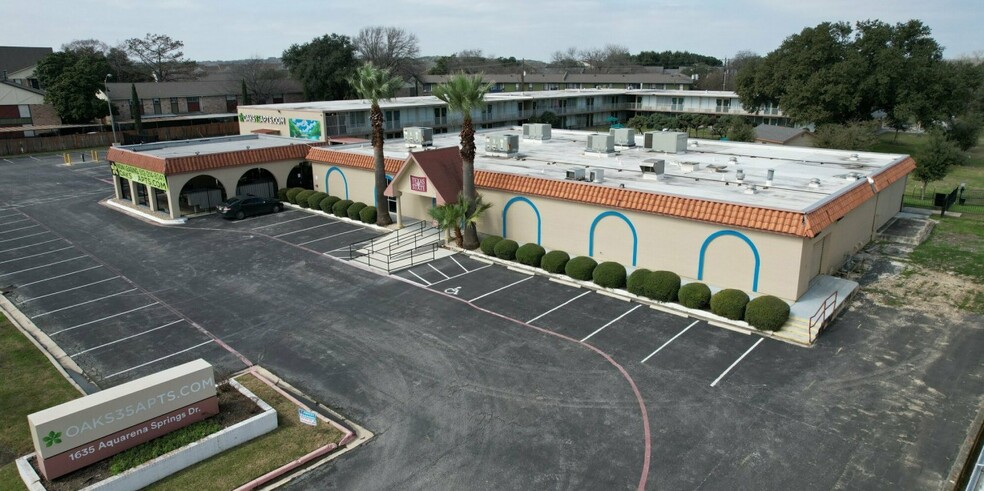 1635 Aquarena Springs Dr, San Marcos, TX à louer - Photo de l’immeuble – Image 2 sur 18