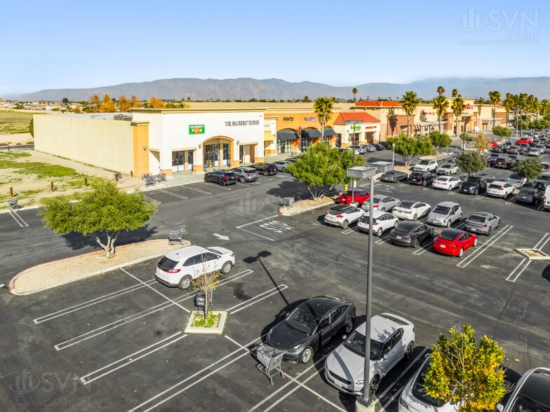 W Florida Ave, Hemet, CA à louer - Photo de l’immeuble – Image 3 sur 16