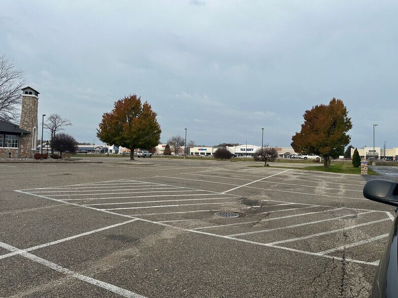 3015 W Shore Dr, Holland, MI à vendre - Photo de l’immeuble – Image 2 sur 17