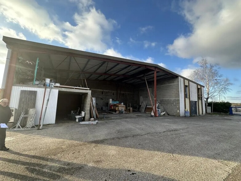 Local d’activités dans Lentilly à louer - Photo de l’immeuble – Image 2 sur 7
