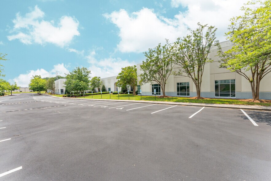 4336 Federal Dr, Greensboro, NC à louer - Vidéo sur l’annonce professionnelle – Image 2 sur 9