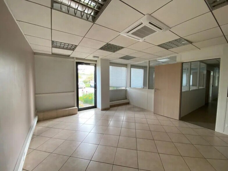Bureau dans Taluyers à louer - Photo de l’immeuble – Image 2 sur 6