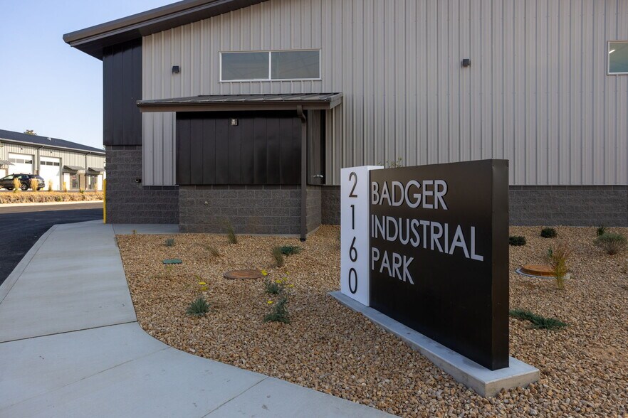 2160 SW Badger Ave, Redmond, OR à louer - Photo de l’immeuble – Image 2 sur 7
