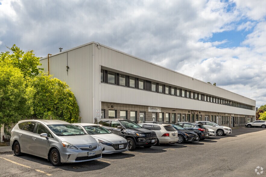 2285 St Laurent Blvd, Ottawa, ON à louer - Photo de l’immeuble – Image 2 sur 3