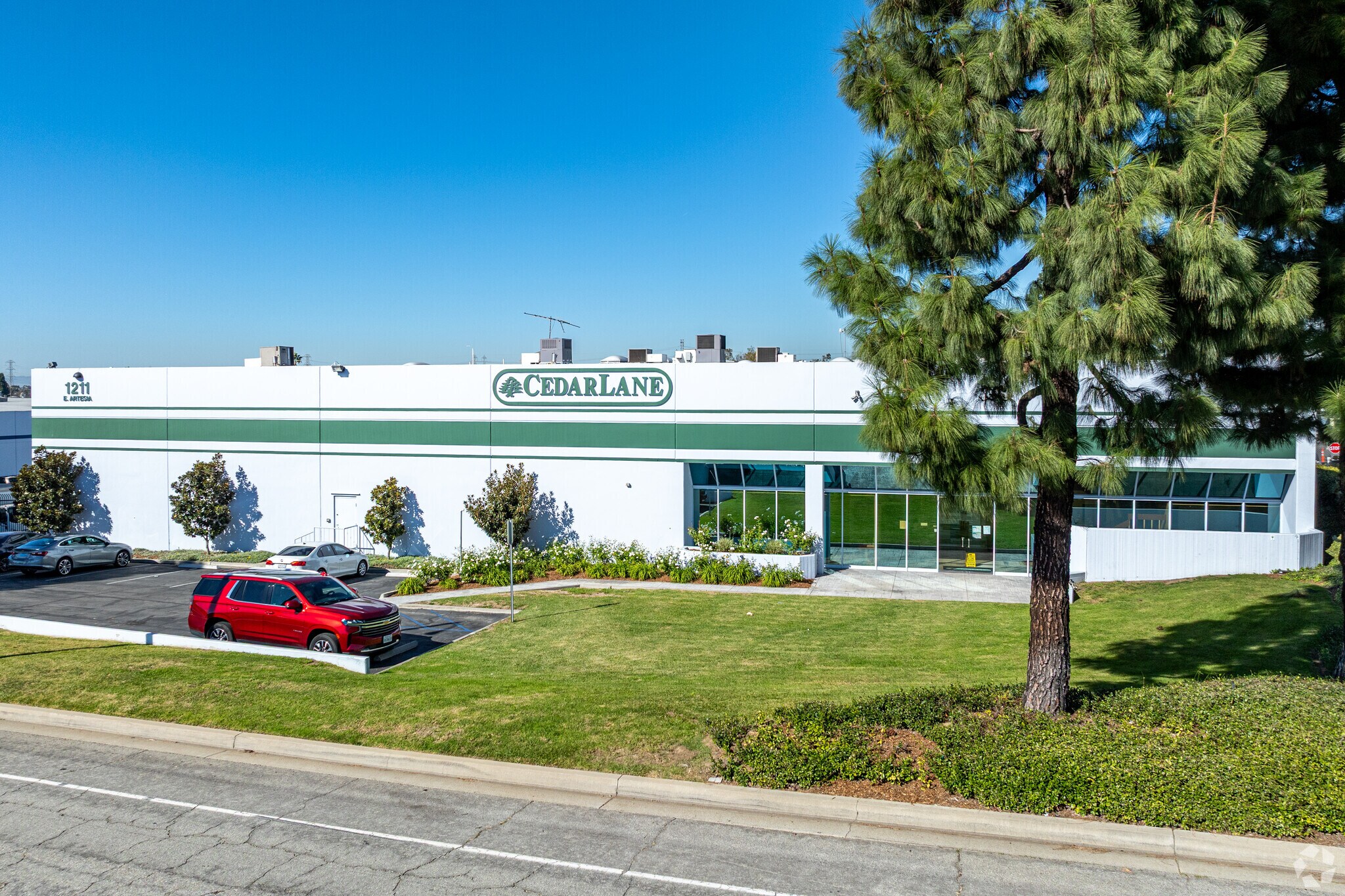 1211 E Artesia Blvd, Carson, CA à louer Photo principale– Image 1 sur 9