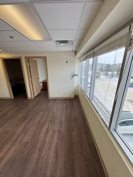 2916 Ellwood Dr SW, Edmonton, AB à louer - Photo de l’immeuble – Image 3 sur 8