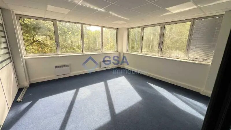 Bureau dans Évry-Courcouronnes à louer - Photo de l’immeuble – Image 1 sur 6