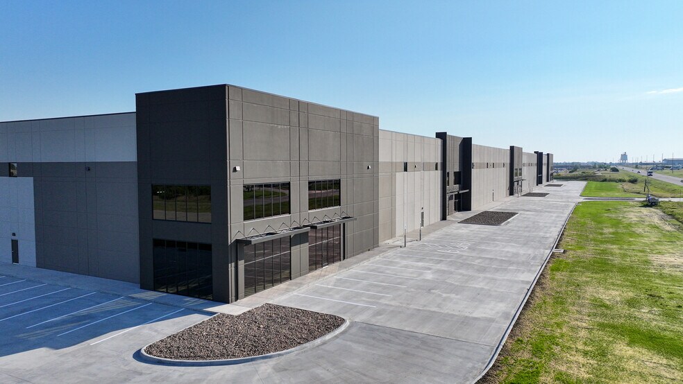 NEC of 53rd St & N Webb rd, Bel Aire, KS à louer - Photo de l’immeuble – Image 2 sur 8