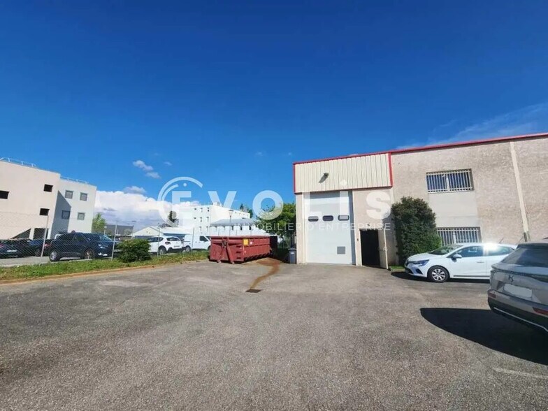 2 Rue Augustin Fresnel, Chassieu à louer - Photo de l’immeuble – Image 1 sur 17