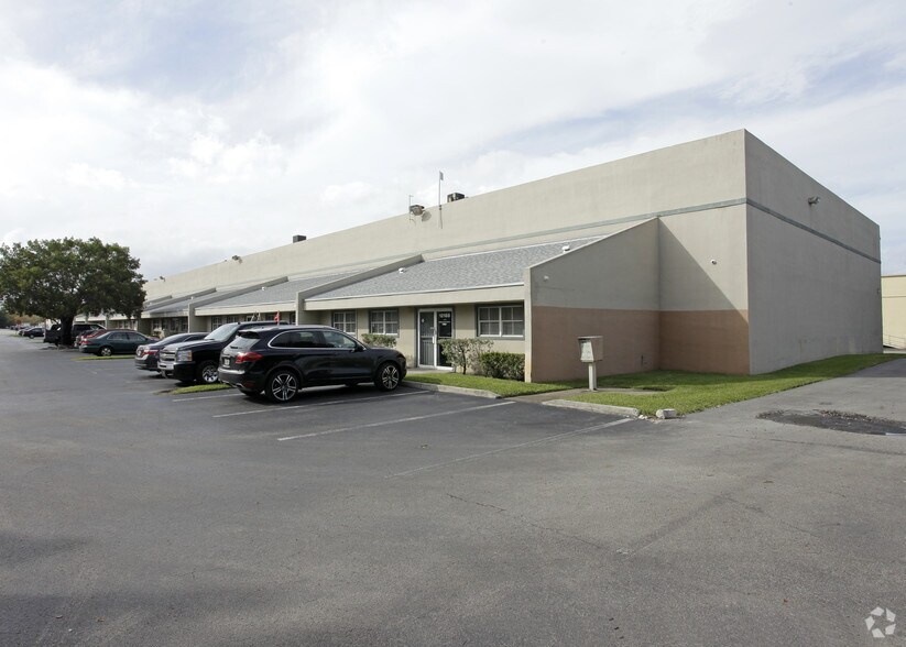 12176-12198 SW 128th St, Miami, FL à louer - Photo de l’immeuble – Image 2 sur 4