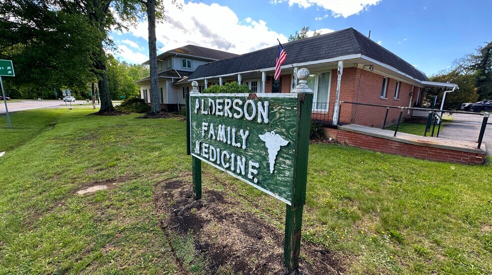 444 Elmwood Ave, Alderson, WV à vendre - Photo de l’immeuble – Image 3 sur 72
