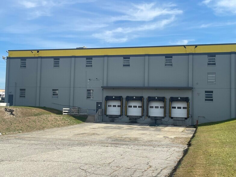 60 Delta Dr, Pawtucket, RI à louer - Photo de l’immeuble – Image 3 sur 10