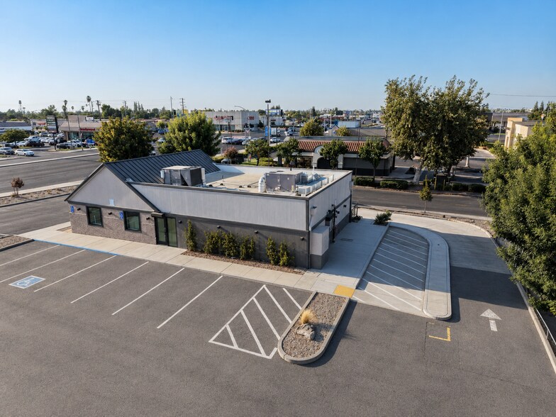 6740 N Blackstone Ave, Fresno, CA à vendre - Photo de l’immeuble – Image 3 sur 13