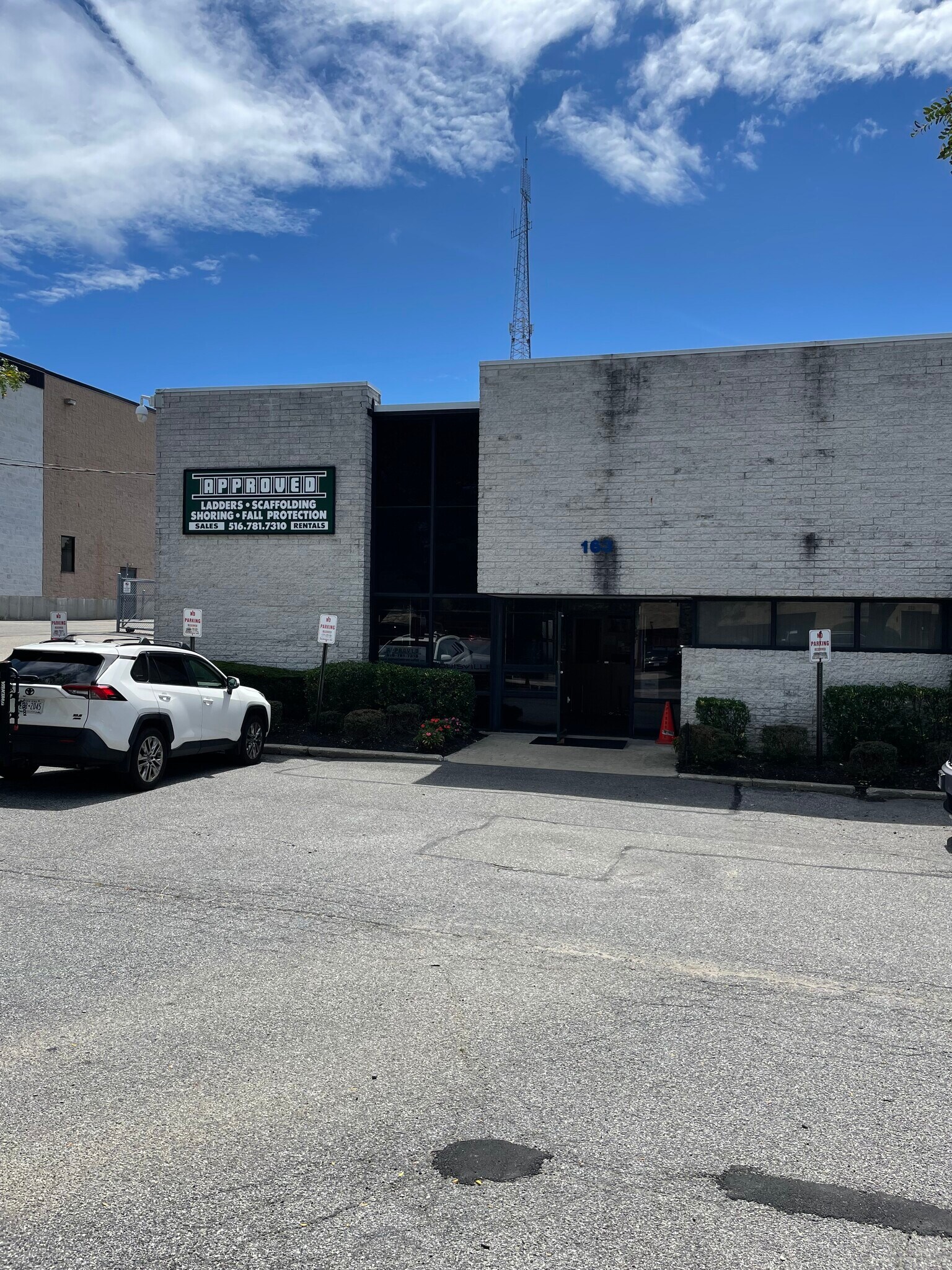 151-163 Dupont St, Plainview, NY à louer Photo de l’immeuble– Image 1 sur 9