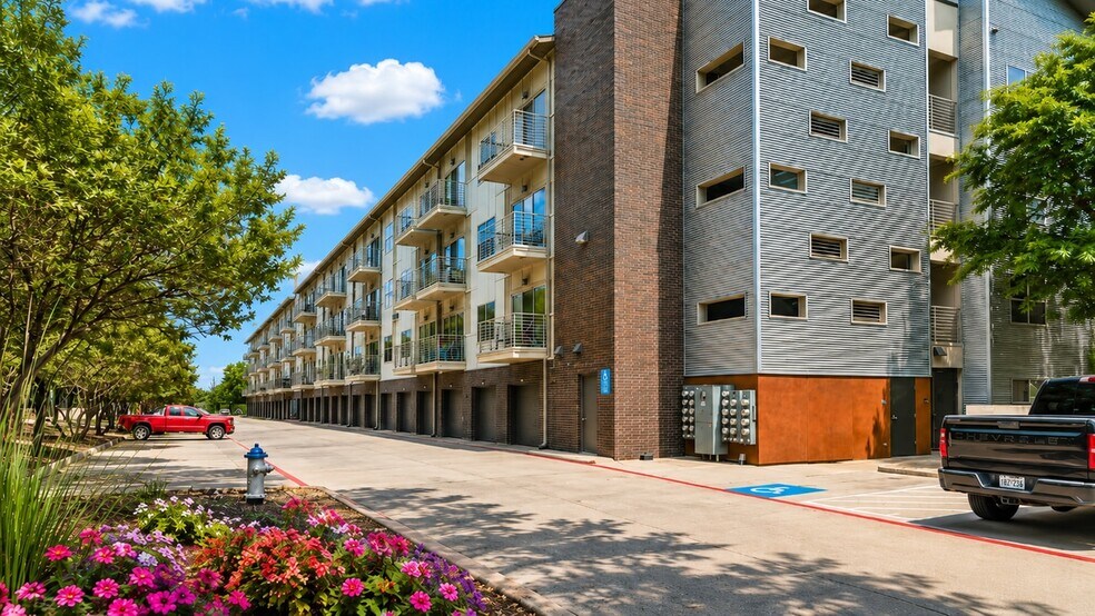 660 Yorktown St, Dallas, TX à vendre - Photo de l’immeuble – Image 2 sur 33