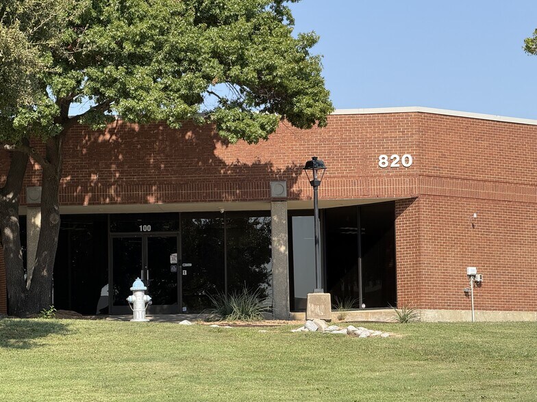 820 F Ave, Plano, TX à louer - Photo de l’immeuble – Image 3 sur 4