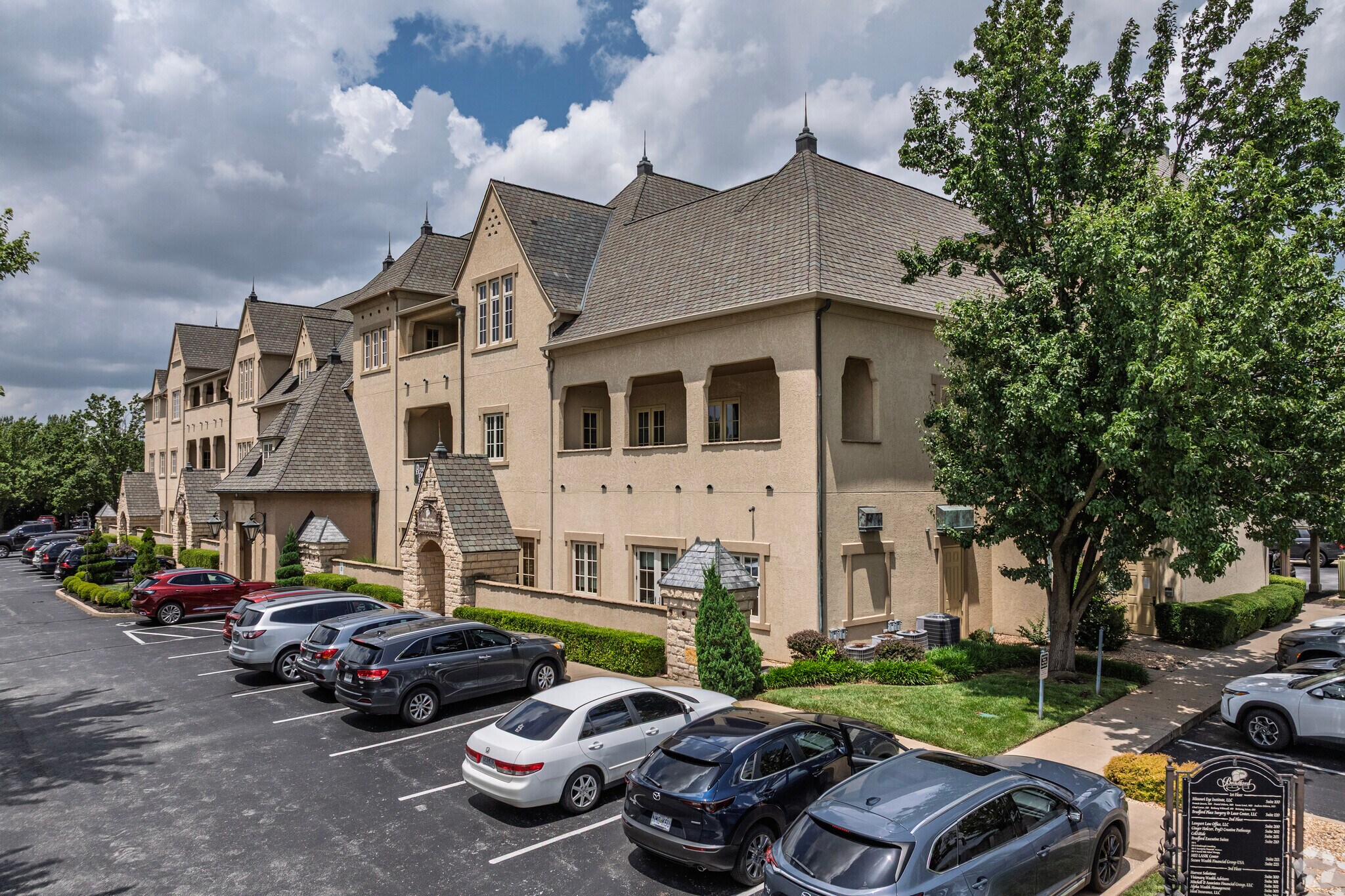 1531 E Bradford Pky, Springfield, MO à vendre Photo de l’immeuble– Image 1 sur 39