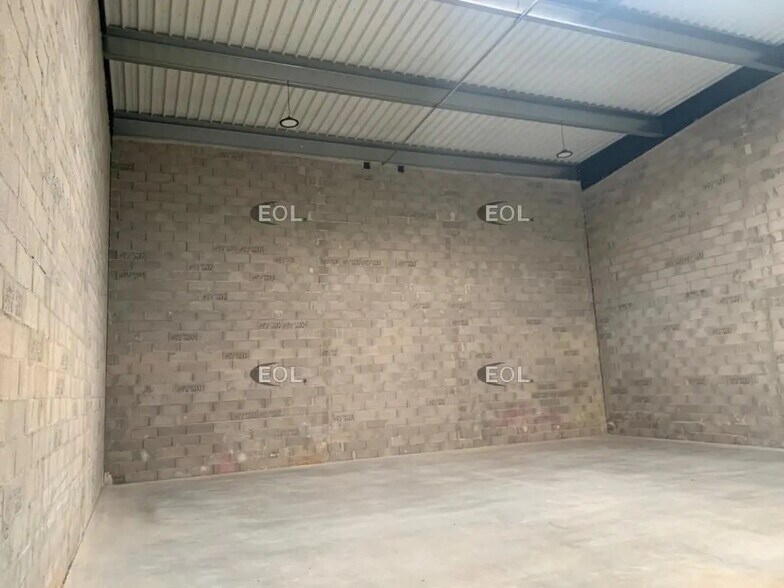 Local d’activités dans Brignoles à louer - Photo de l’immeuble – Image 3 sur 5