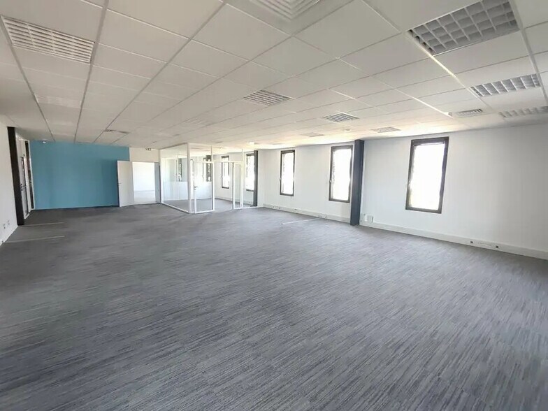 Bureau dans Vaulx-Milieu à louer - Photo de l’immeuble – Image 2 sur 13