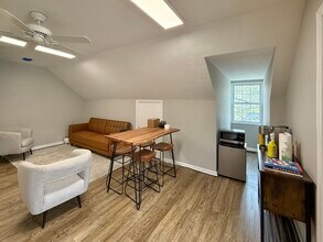 512 E Washington St, Chagrin Falls, OH à louer Photo intérieure– Image 1 sur 6