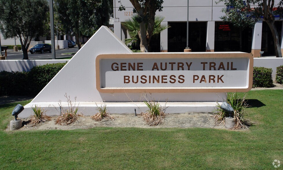 1237 S Gene Autry Trl, Palm Springs, CA à louer - Photo de l’immeuble – Image 3 sur 3