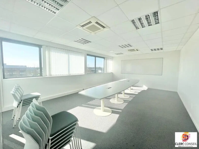 Bureau dans Isneauville à louer - Photo de l’immeuble – Image 3 sur 12