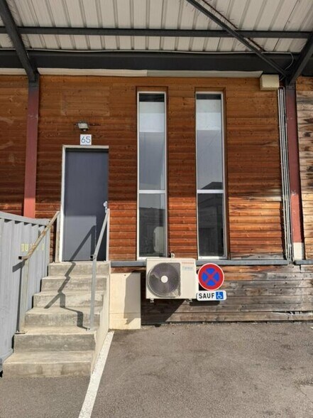 Local d'activités dans Saint-Priest à vendre - Photo de l’immeuble – Image 2 sur 11