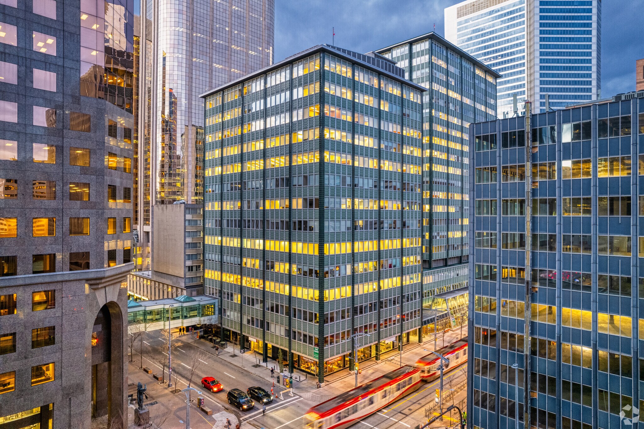 707 7th Ave SW, Calgary, AB à louer Photo principale– Image 1 sur 14
