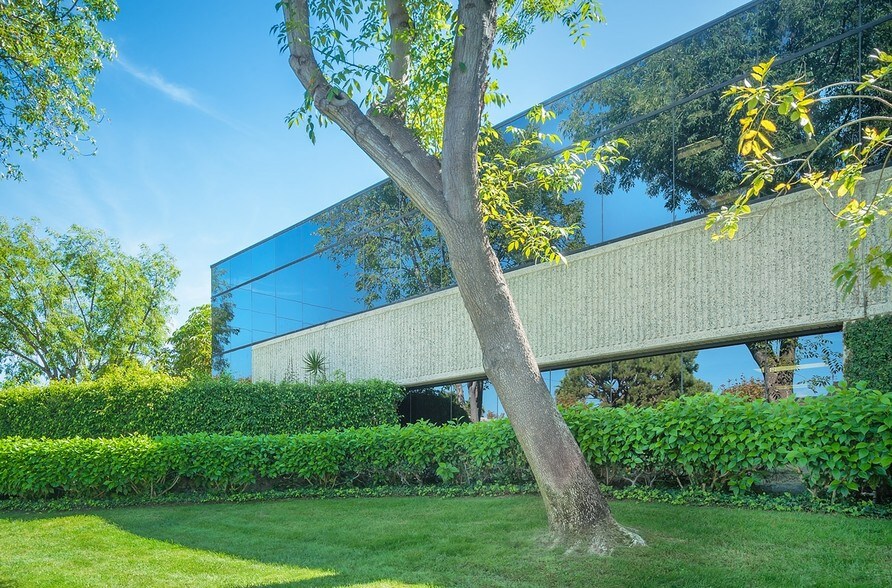 17991-17993 Cowan, Irvine, CA à louer - Photo de l’immeuble – Image 3 sur 3